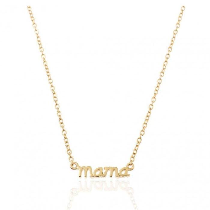 gargantilla con cadena y colgante de la palabra mamá en minúsculas confeccionada en plata de ley con baño de oro 18 kilates. idea de regalo perfecto para el dia de la madre