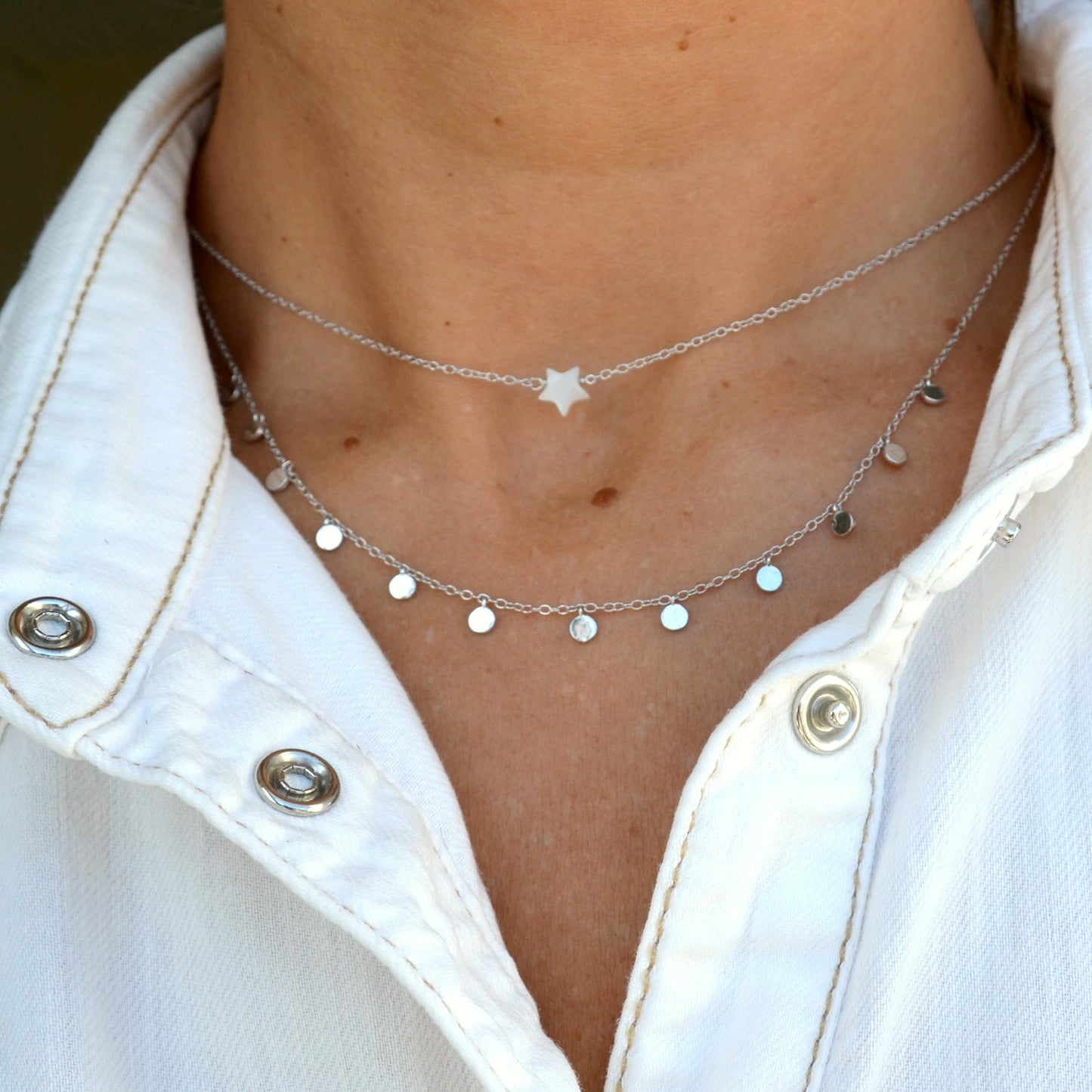 gargantilla de medallitas o chapitas colgantes confeccionada en plata de ley 925 con baño de oro 18 kilates. Gold plated sterling silver medal necklace