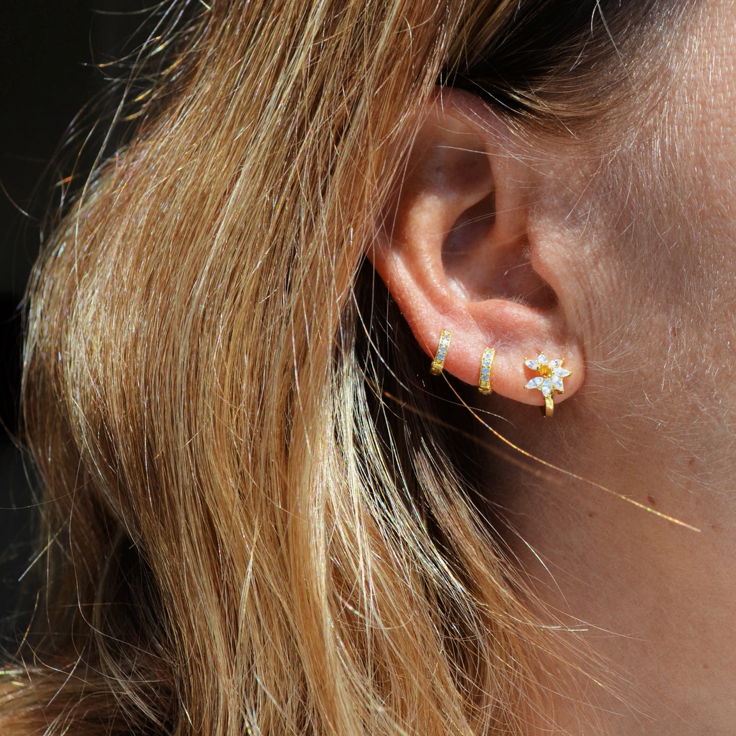 Pequeños pendientes de aro para piercing de helix y tragus con circonitas confeccionados en plata de ley 925 con baño de oro 18 kilates. small zircon gold plated silver hoop earrings for helix or tragus piercing
