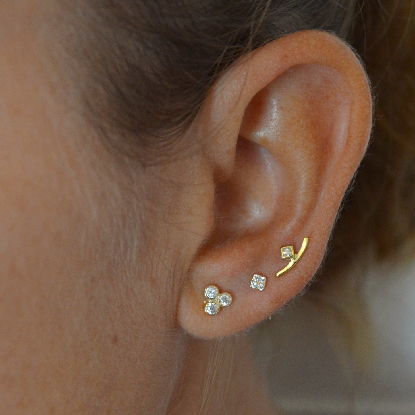 Pendientes de piercing pequeños con forma de arco y circonita confeccionados en plata de ley con baño de oro 18 kilates
