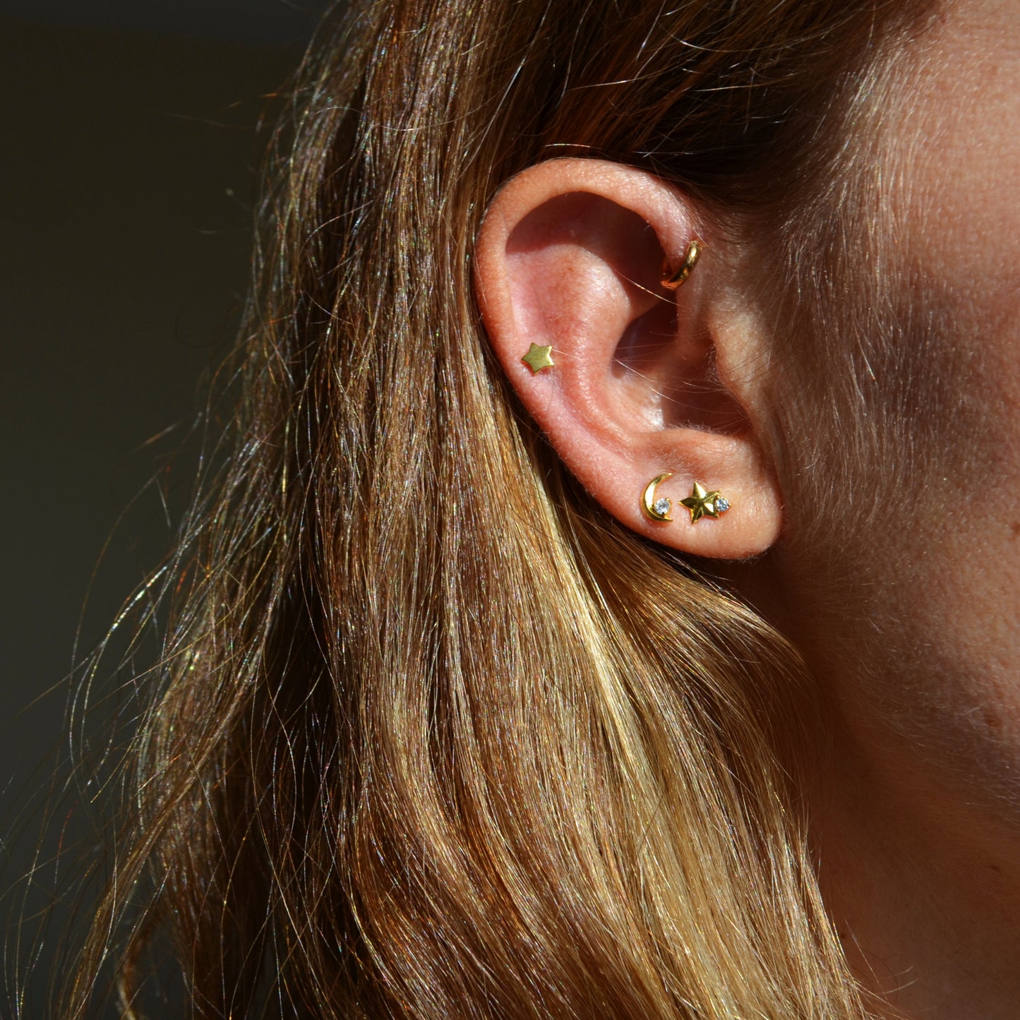 piercing de estrella anti alergia con cierre de bola trasera para cartílago como helix, tragus, daith, conch o rook. Está confeccionado en plata de ley con baño de oro 18 kilates. Gold plated sterling silver star cartilage piercing