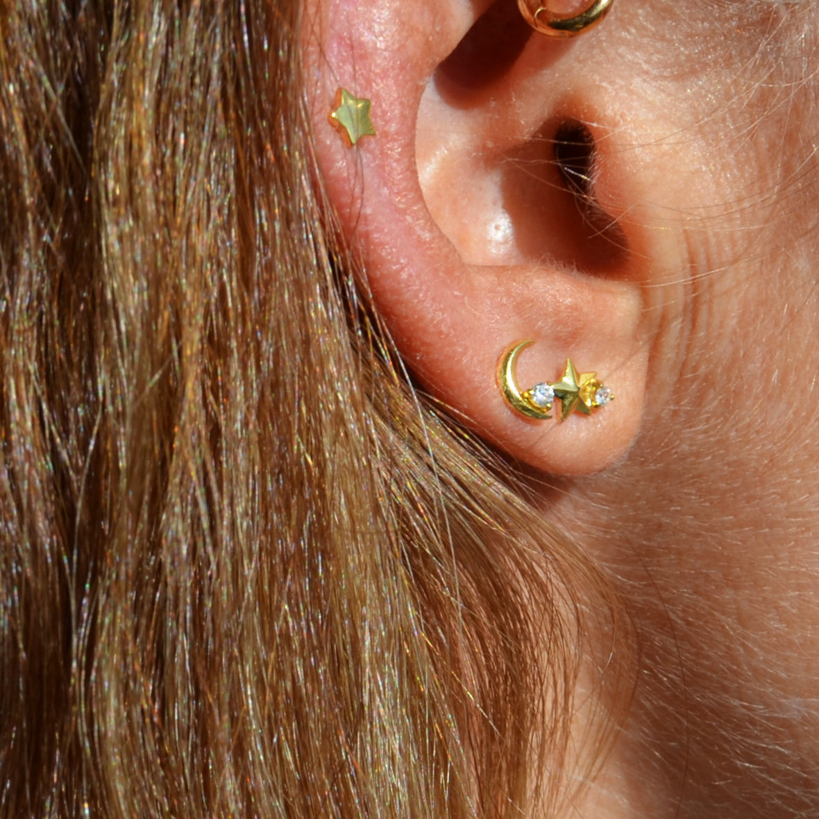 piercing de estrella anti alergia con cierre de bola trasera para cartílago como helix, tragus, daith, conch o rook. Está confeccionado en plata de ley con baño de oro 18 kilates. Gold plated sterling silver star cartilage piercing