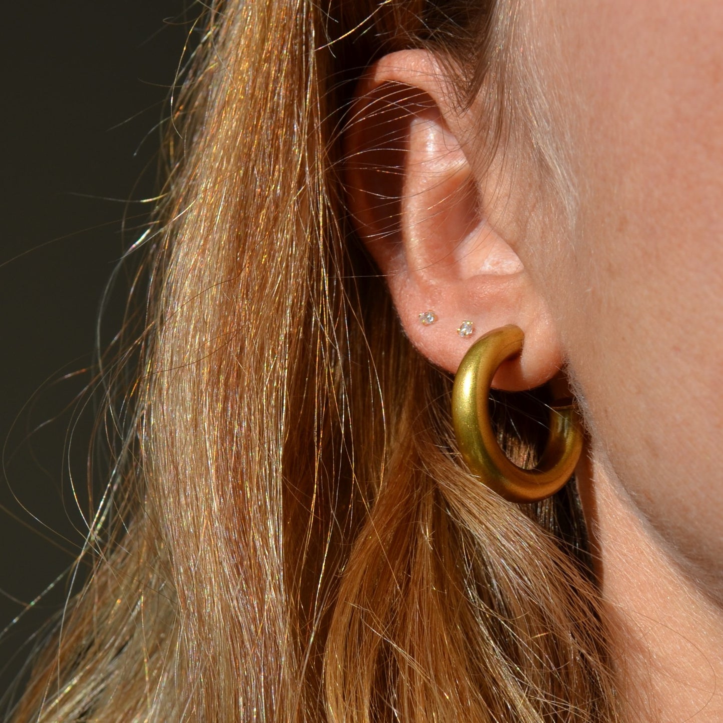 MINI PENDIENtes pequeños de piercing con brillante que se venden sueltos o por unidad y que están confeccionados en plata de ley 925 con baño de oro 18 kilates y circonita de 2 milímetros. Gold plated sterling silver tiny small zircon piercing earrings 2,5 mm