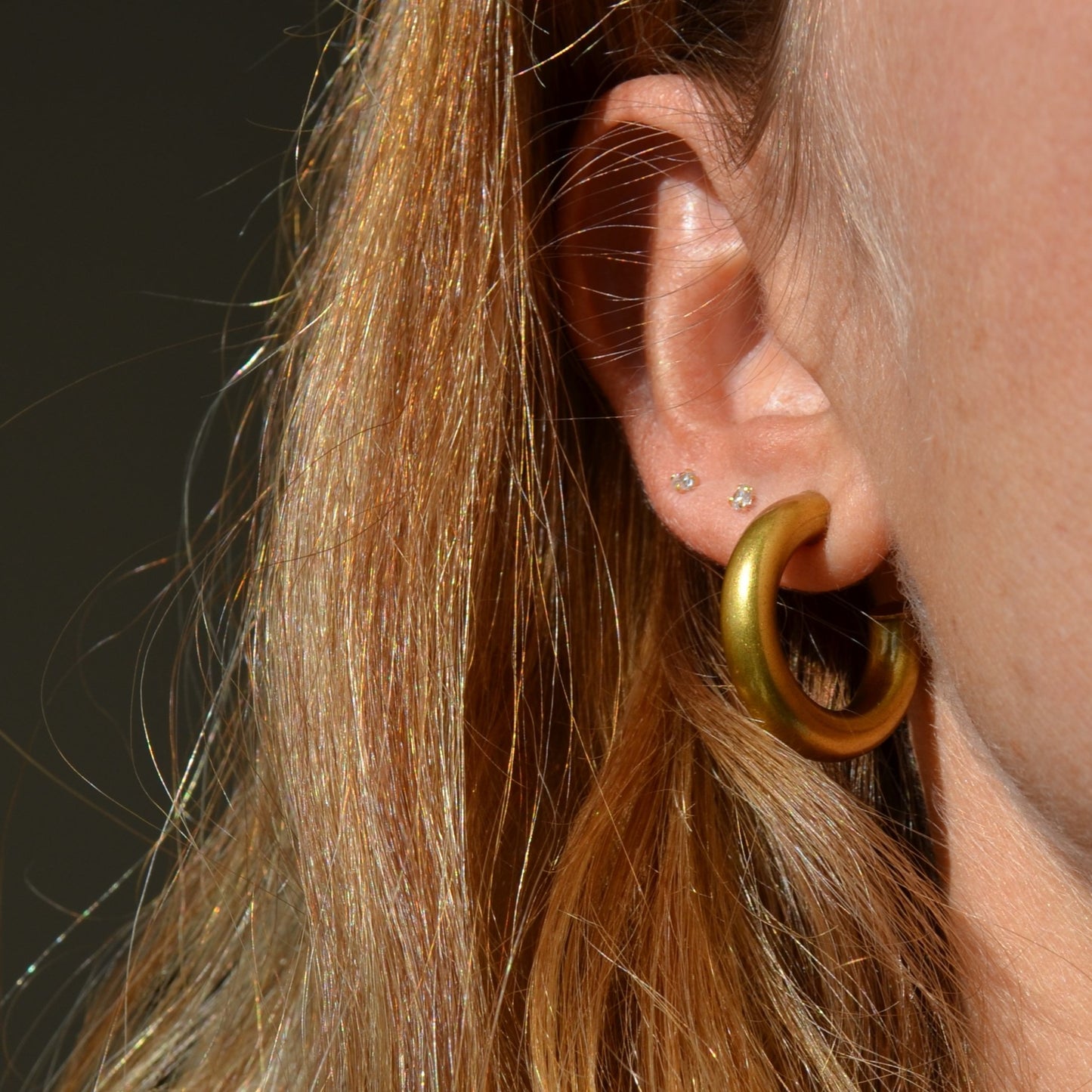 MINI PENDIENtes pequeños de piercing con brillante que se venden sueltos o por unidad y que están confeccionados en plata de ley 925 con baño de oro 18 kilates y circonita de 2 milímetros