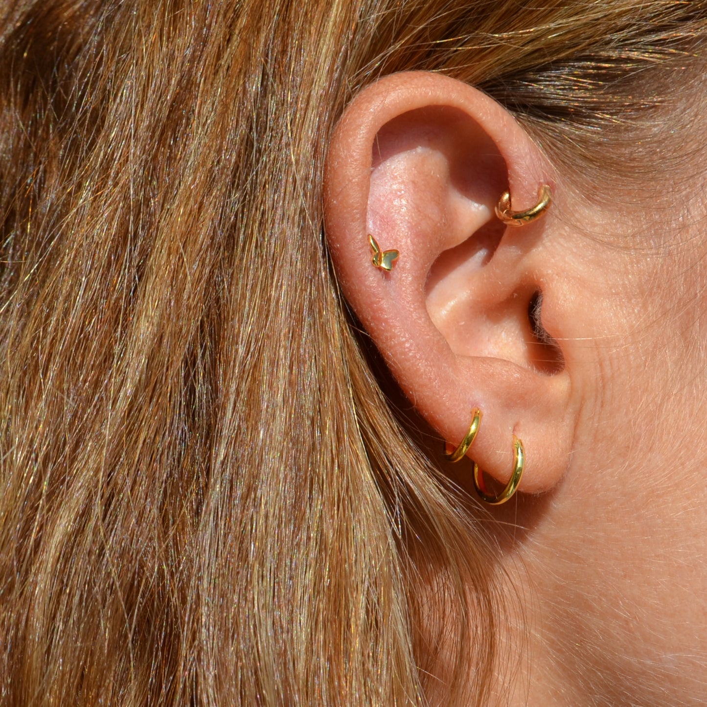 pendiente de piercing mariposa con cierre de bolita con rosca para que no se clave en el cartílago. Confeccionado en plata de ley con baño de oro 18 kilates. Antialérgico. Perfecto para helix y tragus. Gold plated sterling silver butterfly piercing earring