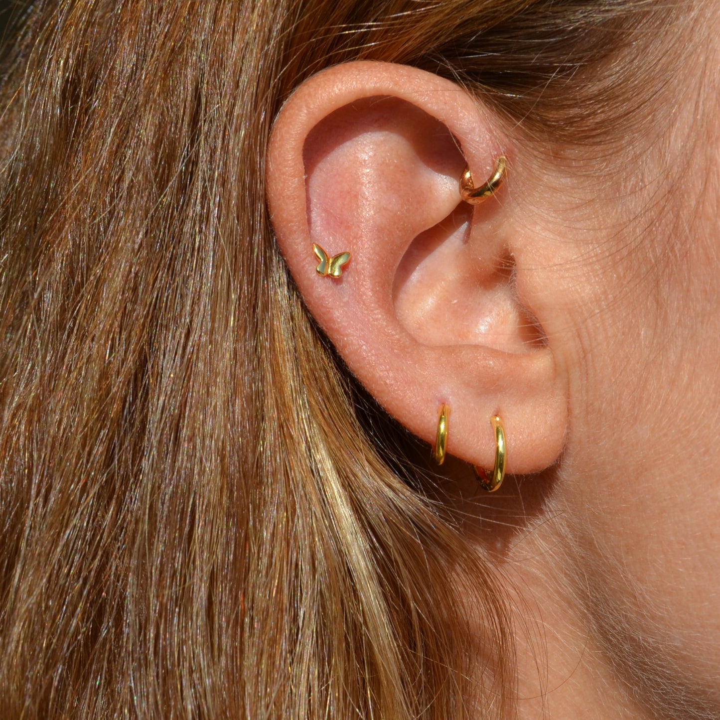 pendiente de piercing mariposa con cierre de bolita con rosca para que no se clave en el cartílago. Confeccionado en plata de ley con baño de oro 18 kilates. Antialérgico. Perfecto para helix y tragus. Gold plated sterling silver butterfly piercing earring