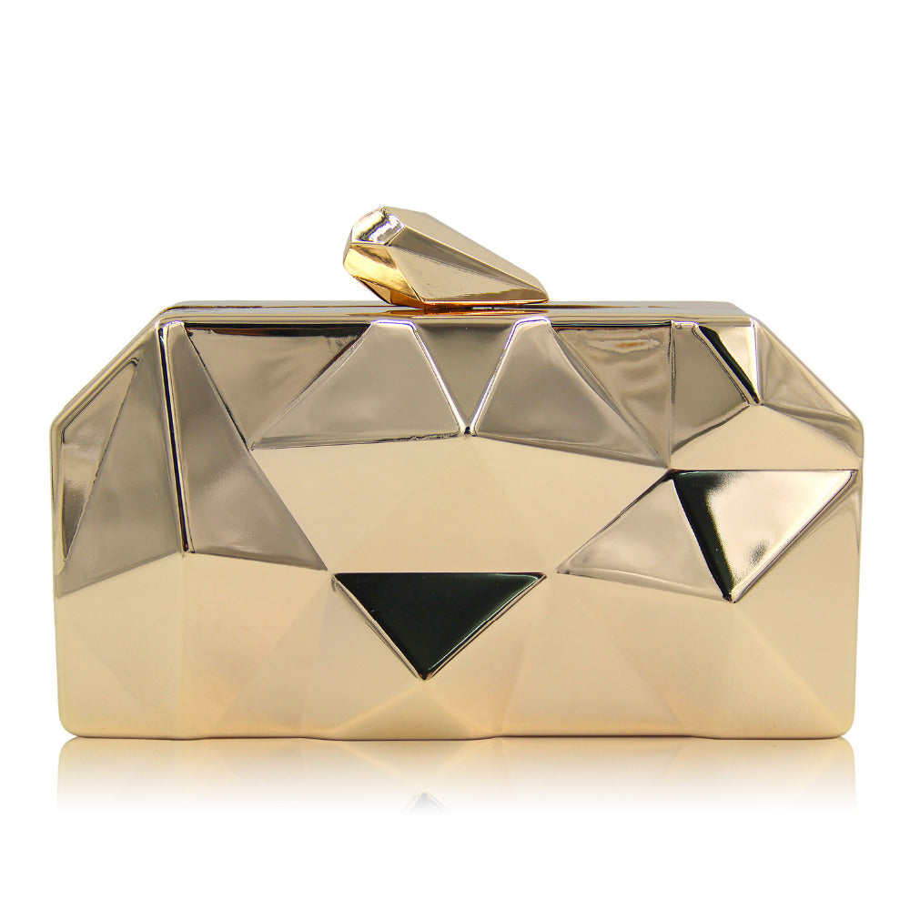 Clutch metálico dorado con relieve para invitadas a boda. Gold metallic clutch bag.