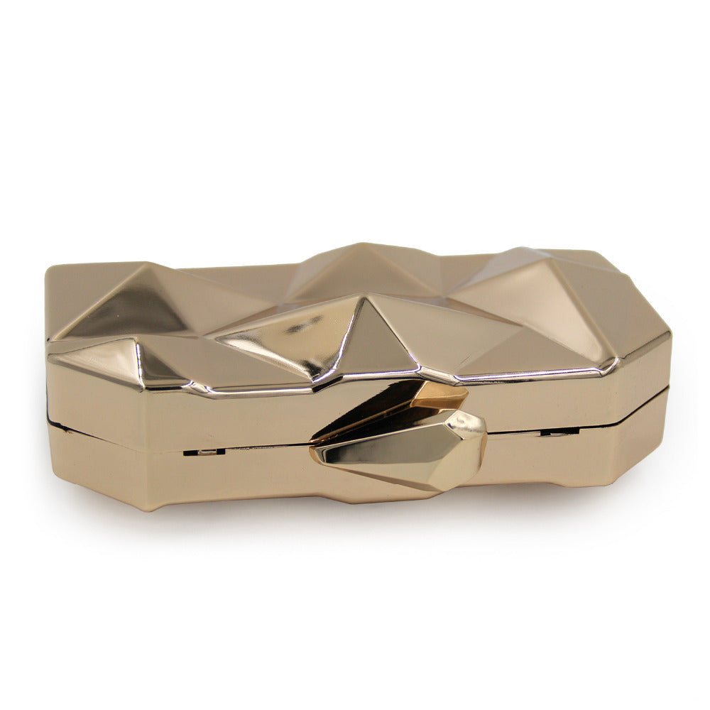 Clutch metálico dorado con relieve para invitadas a boda. Gold metallic clutch bag.