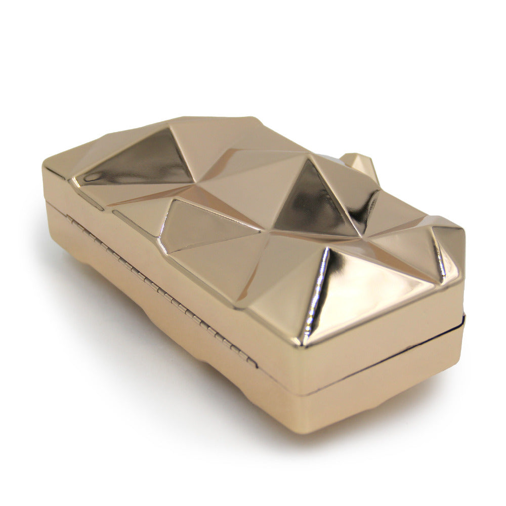 Clutch metálico dorado con relieve para invitadas a boda. Gold metallic clutch bag.