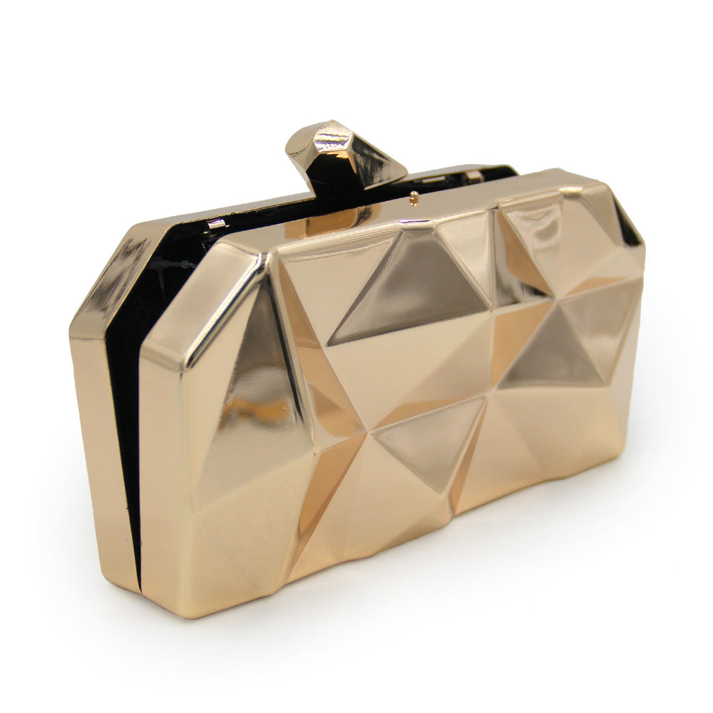 Clutch metálico dorado con relieve para invitadas a boda. Gold metallic clutch bag.