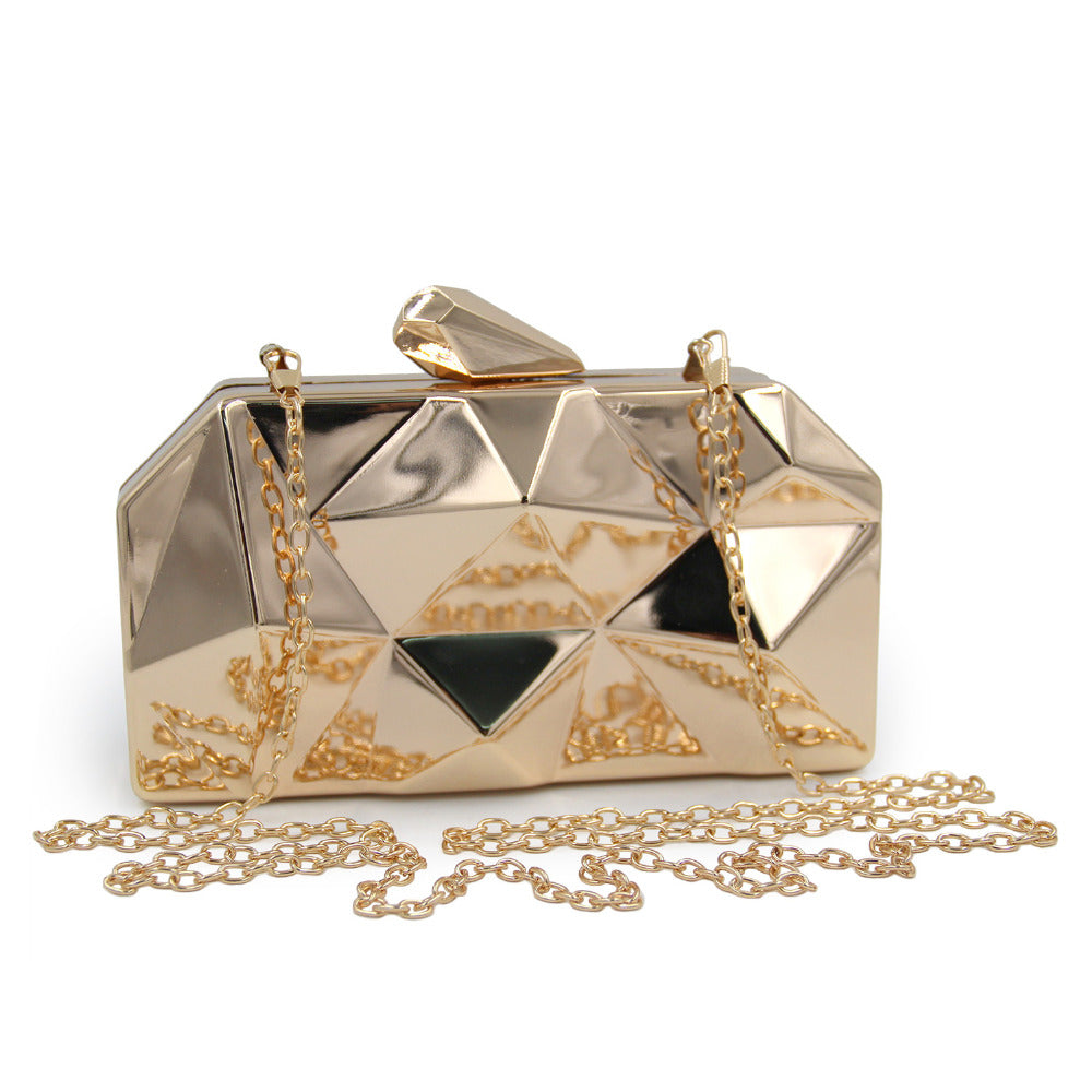 Clutch metálico dorado con relieve para invitadas a boda. Gold metallic clutch bag.
