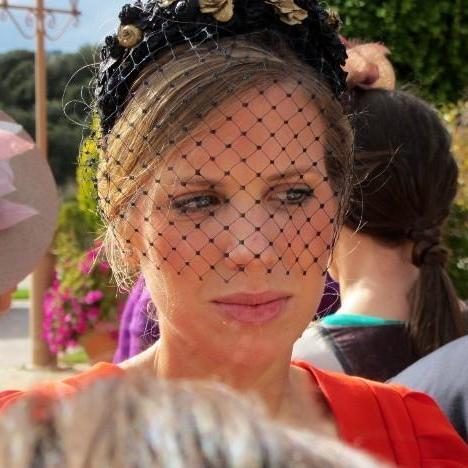 Tocado de diadema con redecilla negro para invitada a boda como el de carlota casiraghi