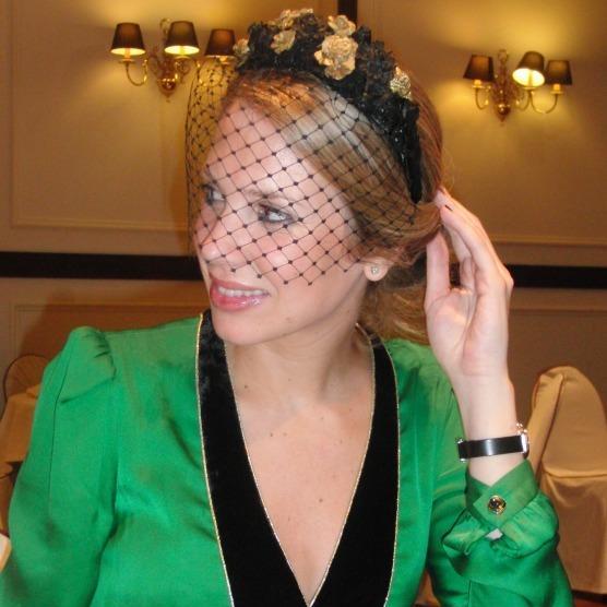 Tocado de diadema con redecilla negro para invitada a boda como el de carlota casiraghi