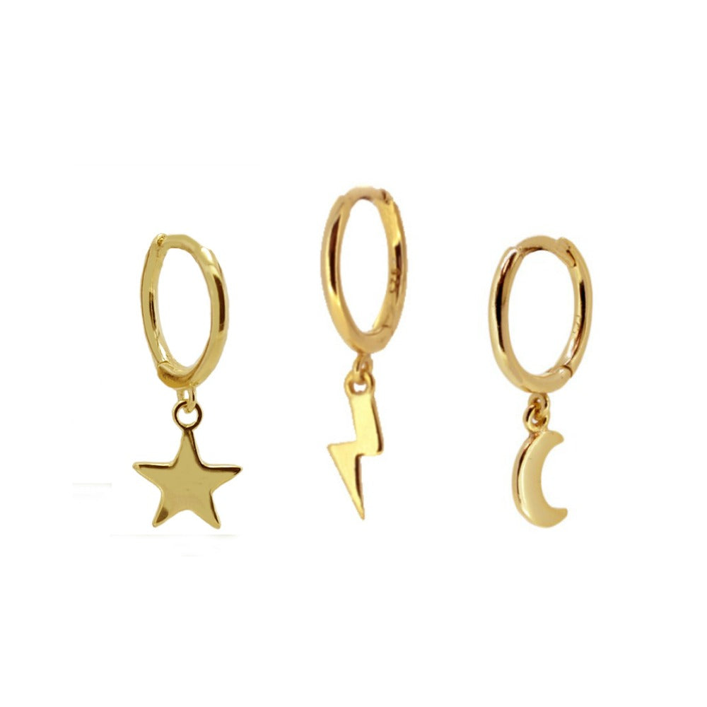 mix de pendientes y aros para piercing con luna, estrella y rayo. Están confeccionados en plata de ley 925 rodiada y plata de ley 925 con baño de oro 18 kilates. Gold plated sterling silver star, moon and thunder hoop earrings for piercing