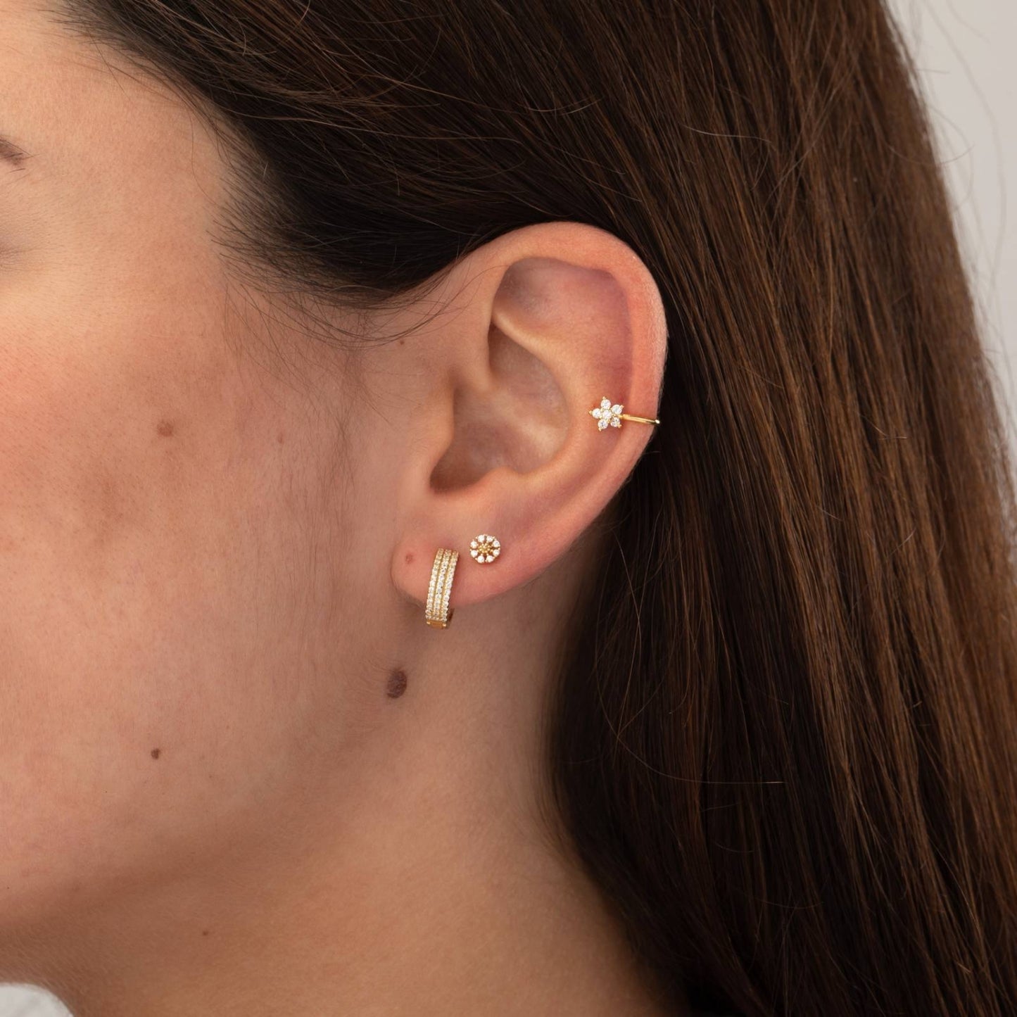 mini pendientes para piercing de flor con circonitas. Son hipoalergénicos porque están confeccionados en plata de ley con baño de oro 18 kilates. Gold plated sterling silver zircon tiny flower piercing earrings.