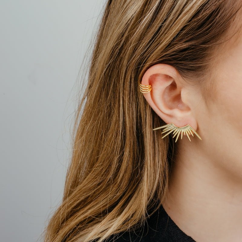 Pendientes grandes de invitada con forma de alas y puntas. confeccionados en plata de ley y baño de oro 18 kilates. Gold plated sterling silver big spike wing earrings