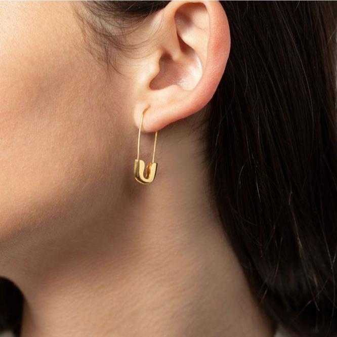 pendientes de imperdible para piercing confeccionados en plata de ley con baño de oro 18 kilates. gold plated sterling silver safety pin earring
