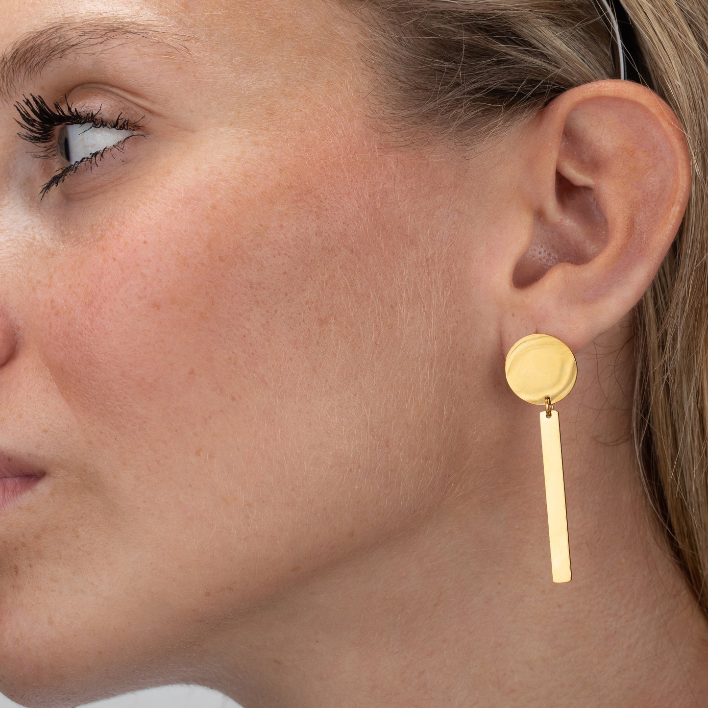 Pendientes grandes y ligeros de fiesta para invitada. Están confeccionados en acero hipoalergénico con baño de oro 18 kilates. No pesan. GOld plated stainless steel big earrings for party looks.