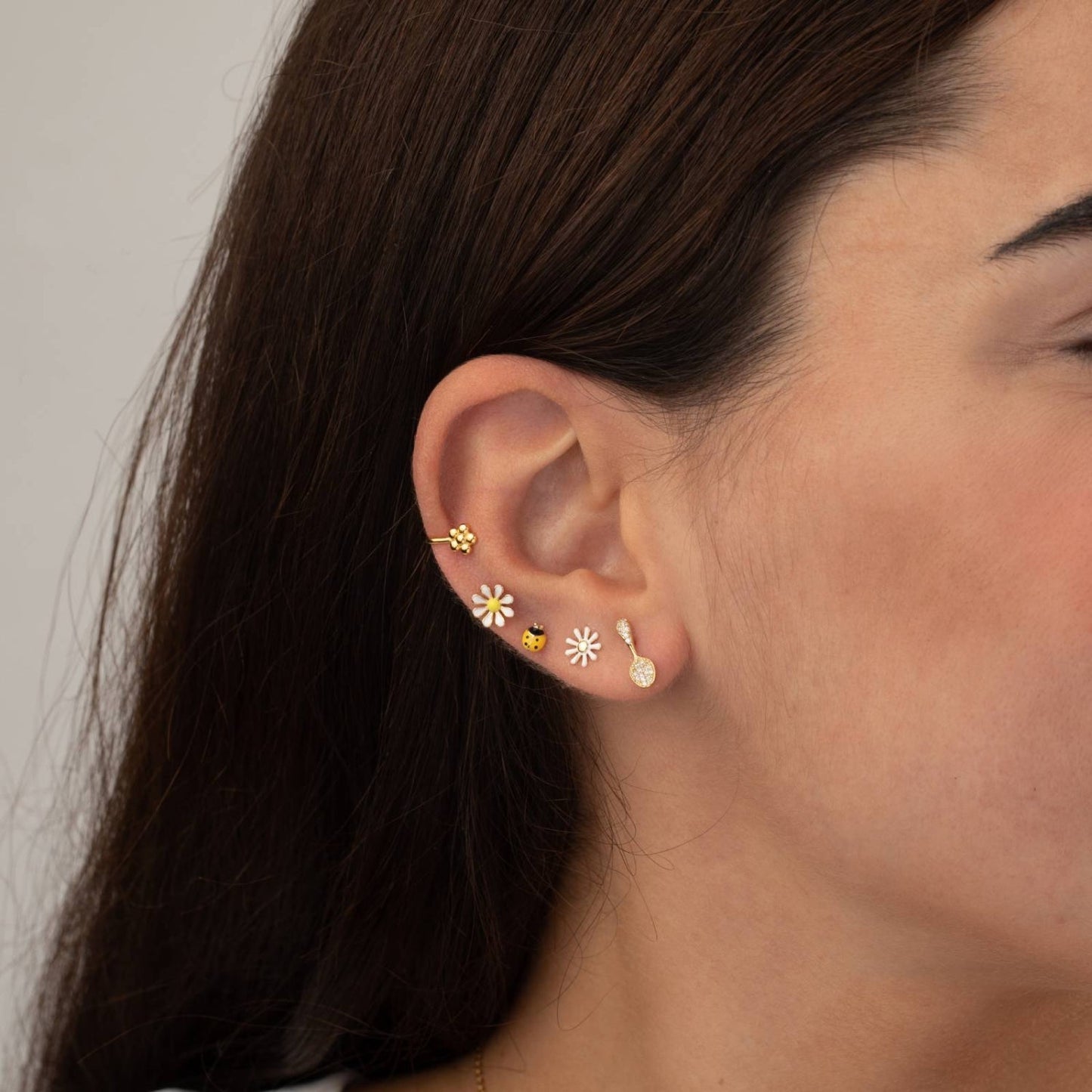 mini pendientes de mariquita amarillo y negro para piercing. Están confeccionados en plata de ley con baño de oro 18 kilates y enamel. Son hipoalergénicos o anti alergia. Gold plated sterling silver yellow and black ladybug small earrings.