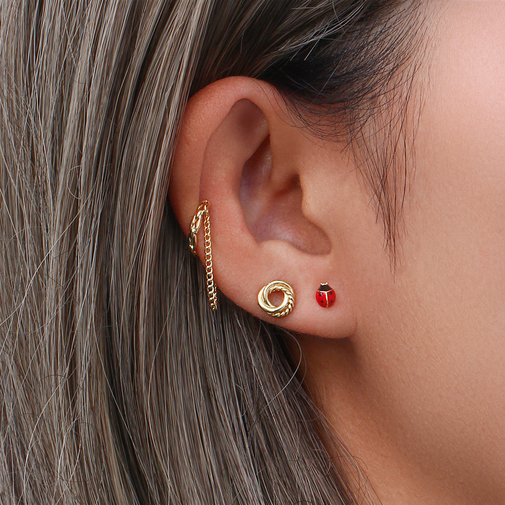 Mini pendientes de mariquita rojo y negro para piercing. Están confeccionados en plata de ley con baño de oro 18 kilates y enamel. Son hipoalergénicos o anti alergia. Gold plated sterling silver red and black lady bug piercing earring studs.