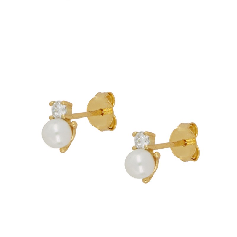 mini pendientes pequeños para niña con perla natural y circonita que están confeccionados en plata de ley con baño de oro 18 kilates. Small natural pearl and zircon earrings that are made of gold plated sterling silver and are perfect for a little girl