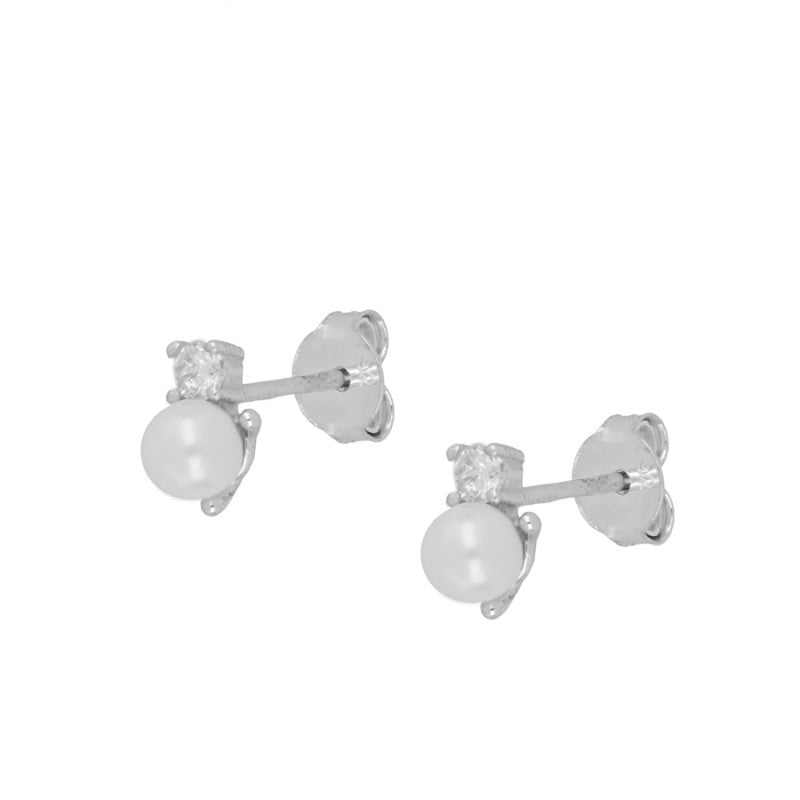 mini pendientes pequeños para niña con perla natural y circonita que están confeccionados en plata de ley con baño de oro 18 kilates. Small natural pearl and zircon earrings that are made of gold plated sterling silver and are perfect for a little girl