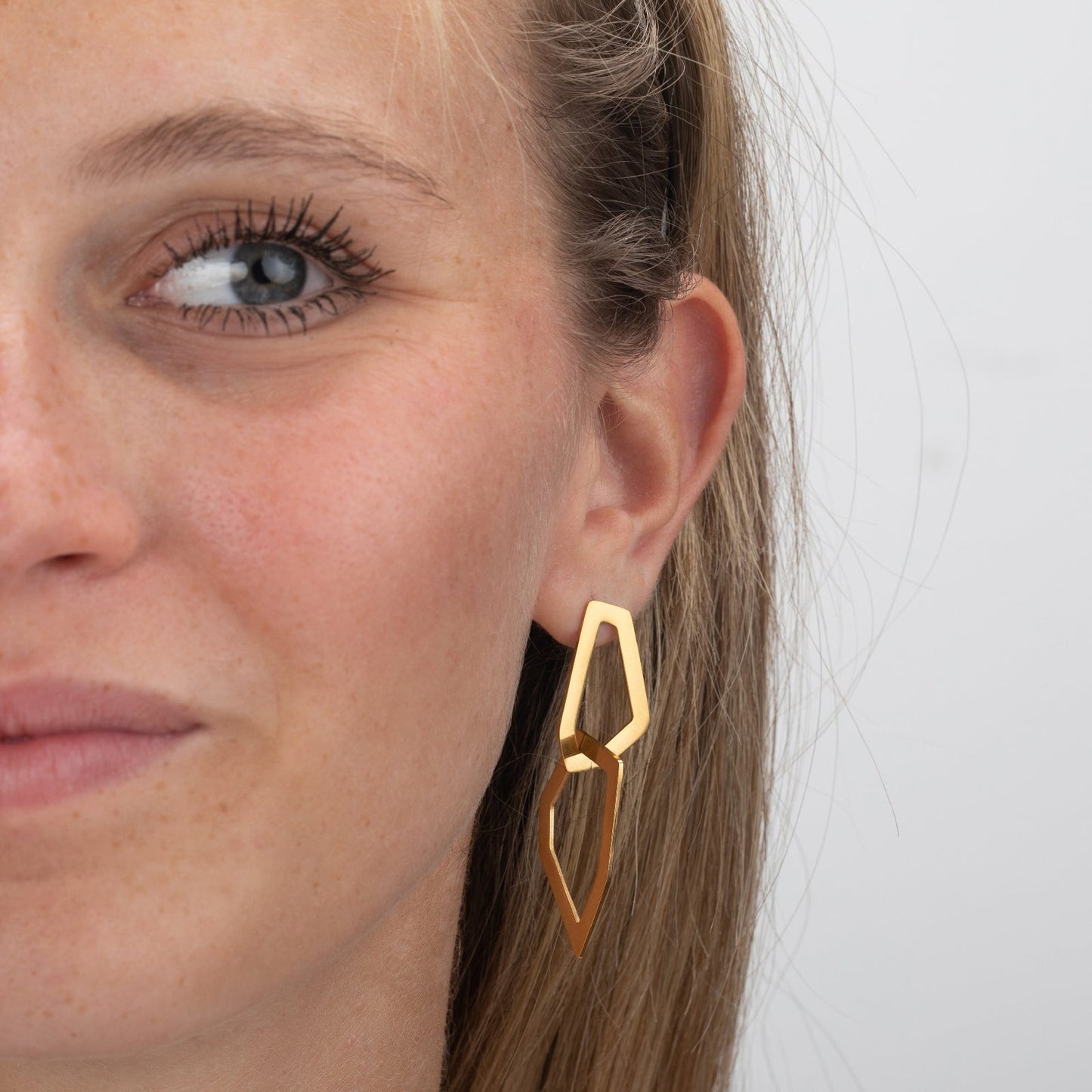 pendientes largos para invitada a boda de eslabón con romboides resistentes al agua porque están confeccionados en acero inoxidable con baño de oro. Tienen un colgante intercambiable de eslabones circulares en cadena. Gold plated stainless Steel big rhombus chain waterproof earrings for piercing.