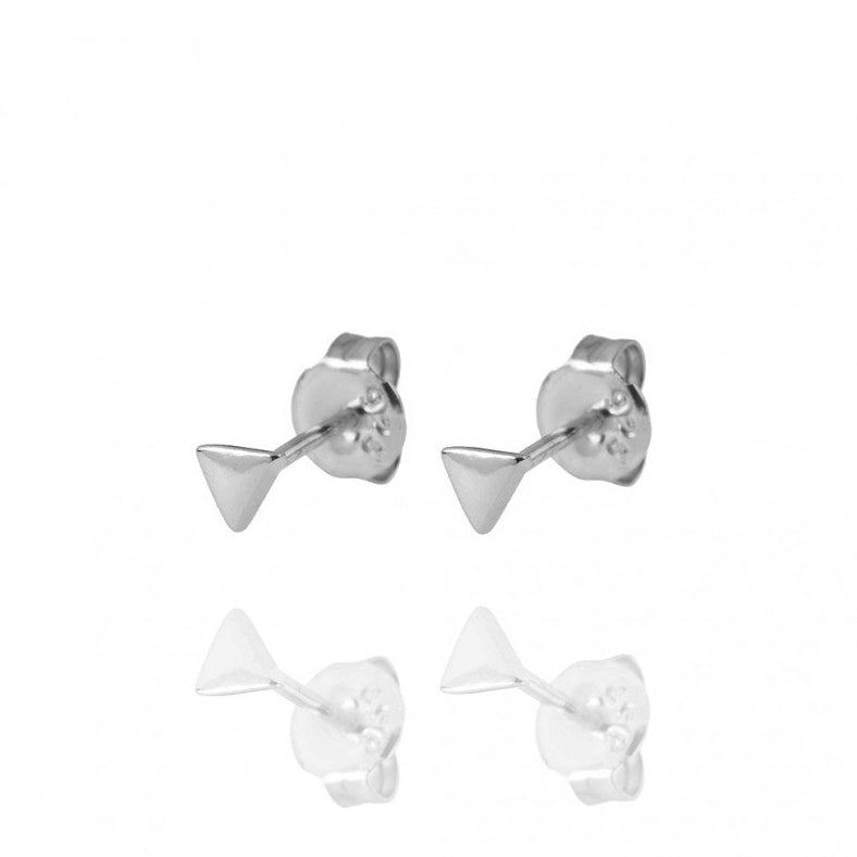 pendientes mini o pequeños de triángulo para piercing confeccionados en plata de ley con baño de oro 18 kilates