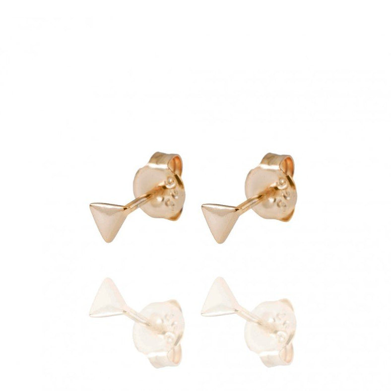 pendientes mini o pequeños de triángulo para piercing confeccionados en plata de ley con baño de oro 18 kilates