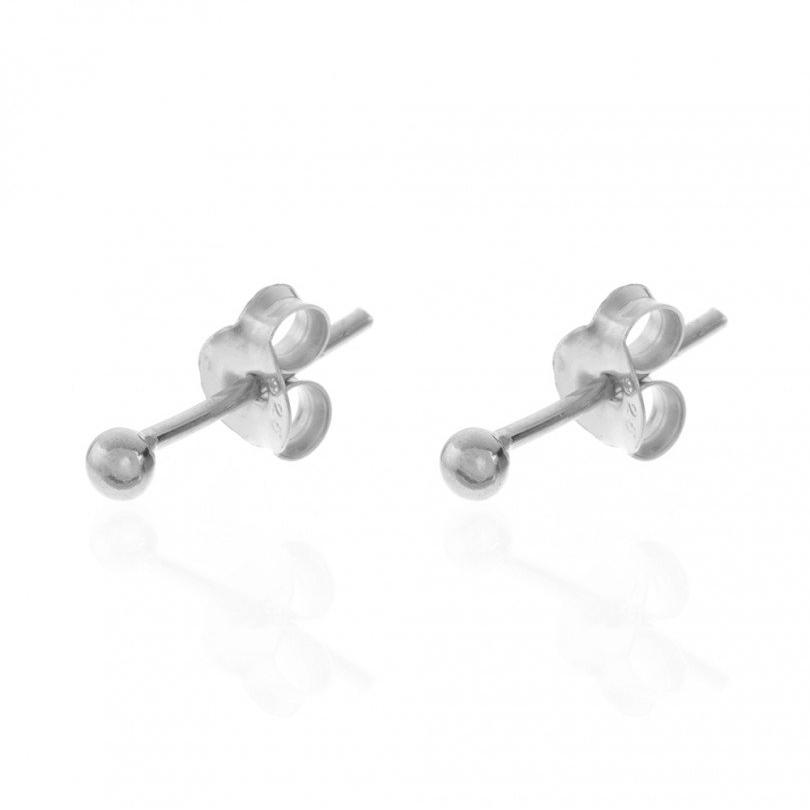 Pequeños pendientes mini de bolitas de 2,5 mm para llevar en agujeros de piercing y que están confeccionados en plata de ley con baño de oro 18 kilates. gold plated sterling silver mini bead earrings for piercing