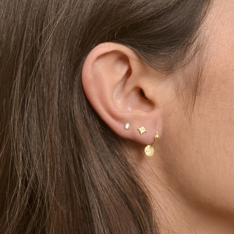 MINI PENDIENtes pequeños de piercing con brillante que se venden sueltos o por unidad y que están confeccionados en plata de ley 925 con baño de oro 18 kilates y circonita de 2 milímetros. Gold plated sterling silver tiny small zircon piercing earrings 3mm.