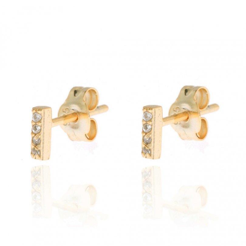 pendientes de barra o palo pequeños con circonitas para piercing confeccionados en plata de ley con baño de oro 18 kilates. Small tiny stick gold plated sterling silver zircon earrings.