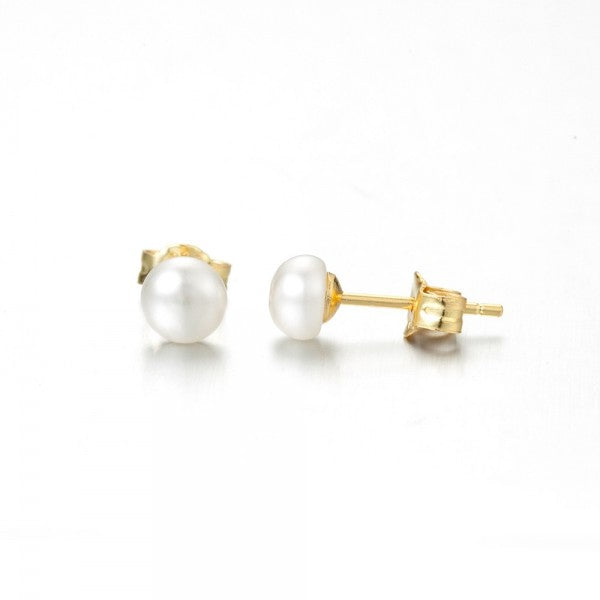 pendientes de perla natural plana para niña o mayor confeccionados en plata de ley con baño de oro y que son baratos. Small natural pearl sterling silver earring studs