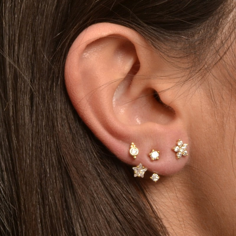 pendiente ear jacket sencillo de circonitas para llevar en agujero de piercing porque se vende por unidad y está confeccionado en plata de ley con baño de oro 18 kilates