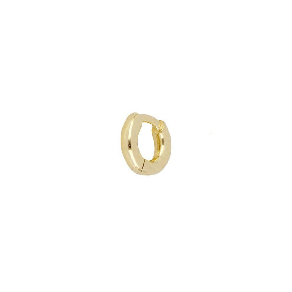 aro pequeño para piercing de cartílago como tragus o contra helix. Es anti alergia porque está confeccionado en plata de ley con baño de oro 18 kilates. Cierre facil de clic. Gold plated sterling silver piercing hoop earrings for cartilage.
