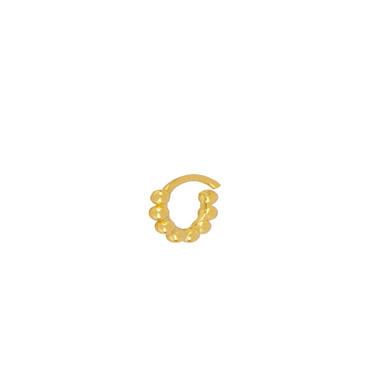 aro pequeño para piercing de cartílago como tragus o contra helix. Es anti alergia porque está confeccionado en plata de ley con baño de oro 18 kilates. Cierre facil de clic. Gold plated sterling silver piercing hoop earrings for cartilage.