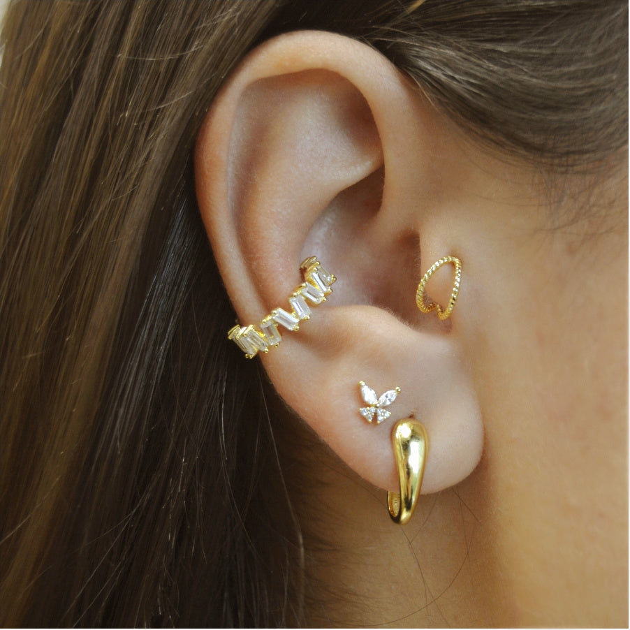 aro pequeño para piercing de cartílago como tragus o contra helix. Es anti alergia porque está confeccionado en plata de ley con baño de oro 18 kilates. Cierre facil de clic. Gold plated sterling silver piercing hoop earrings for cartilage.