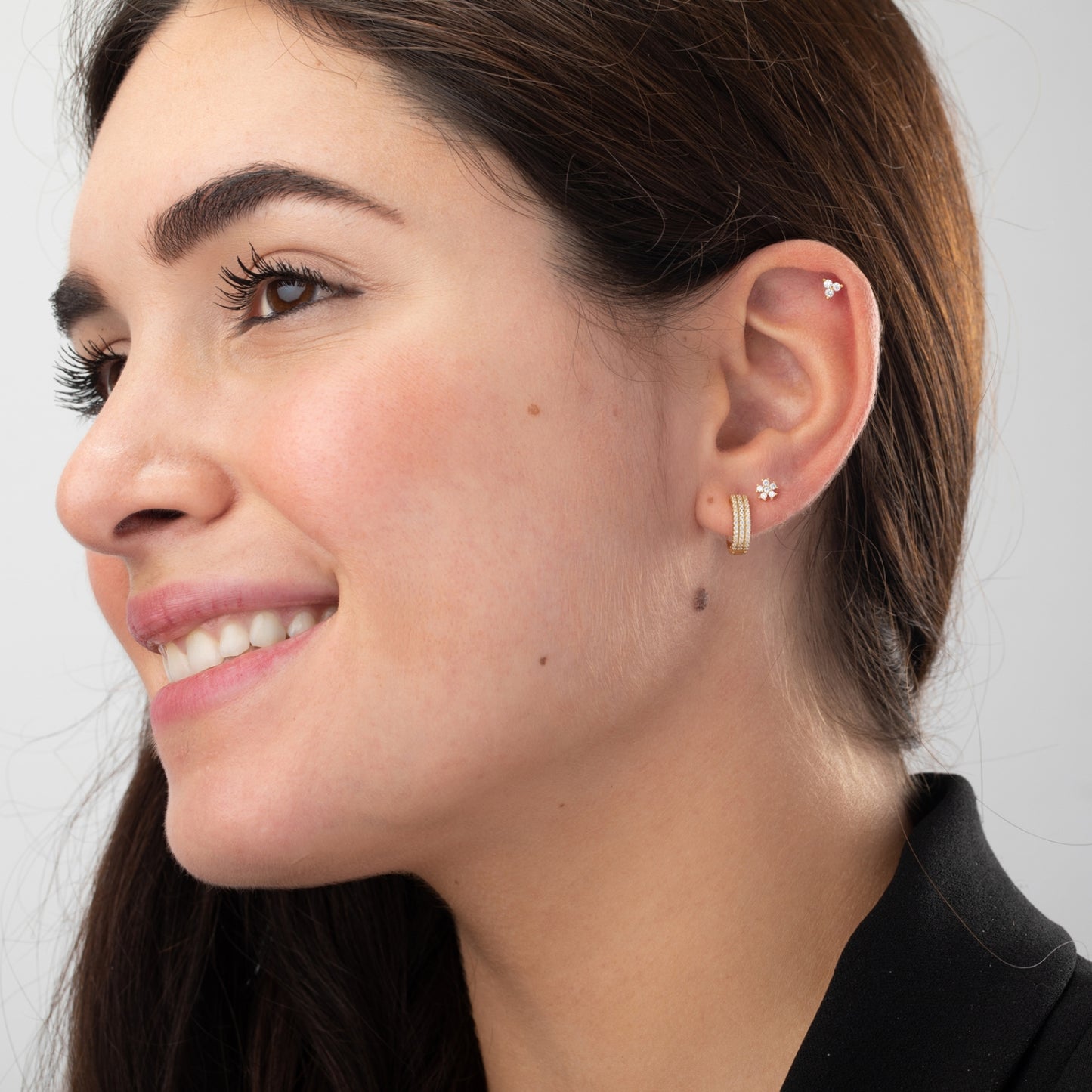 pendiente piercing de flor en acero inoxidable e hipoalergénico bañado en oro 18 kilates. Cierre de bolita. Perfecto para cartílago como helix, tragus, conch. GOld plated stainless steel blue zircon flower cartilage piercing earring.