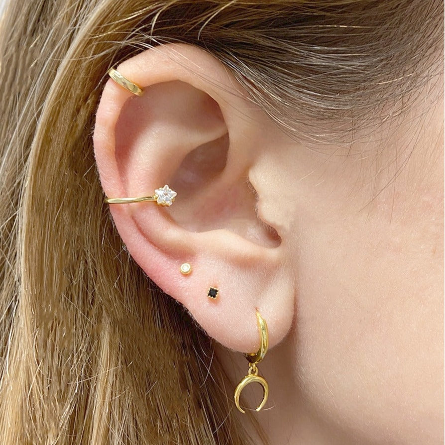 mini piercing pequeño de brillante cuadrado negro con cierre de bola de rosca. Anti alergico porque está confeccionado en plata de ley con baño de oro. Perfecto para helix, tragus, anti helix, daith, conch. Gold plated BLACK TINY SMALL ZIRCON anti allergic piercing earring