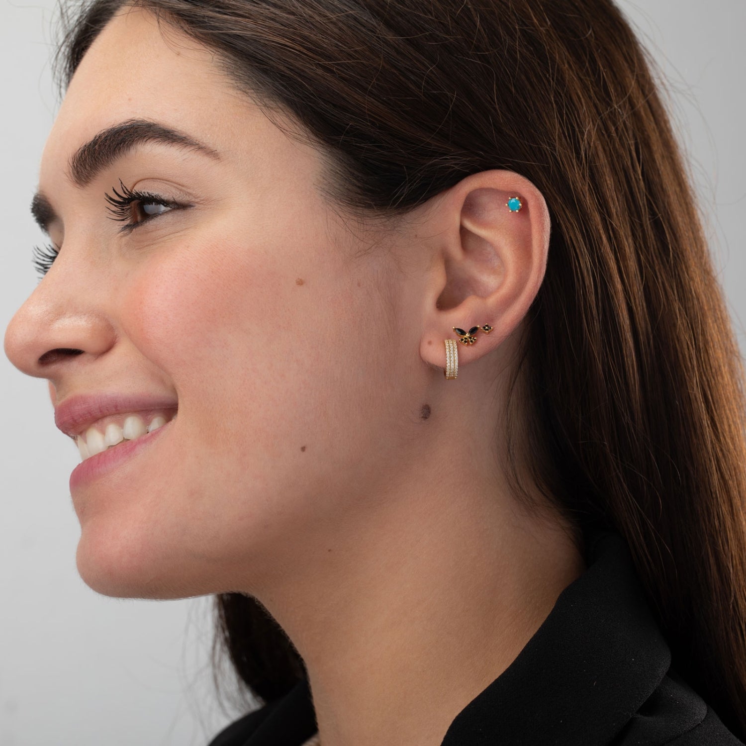 mini pendiente de piercing para cartílago anti alérgico. Está confeccionado en plata de ley con baño de oro 18 kilates y circonitas  rosa fucsia formando una flor pequeña. Gold plated sterling silver flower PINK zircon piercing earring. Helix, tragus, anti helix.