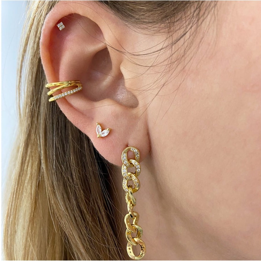 Mini pendientes pequeños de piercing con estrella y circonita confeccionados en plata de ley con baño de oro 18 kilates. Gold plated sterling silver piercing small earrings with zircon.