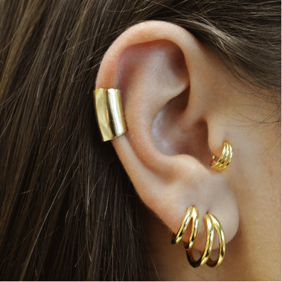 aro pequeño para piercing de cartílago como tragus o contra helix. Es anti alergia porque está confeccionado en plata de ley con baño de oro 18 kilates. Cierre facil de clic. Gold plated sterling silver piercing hoop earrings for cartilage.