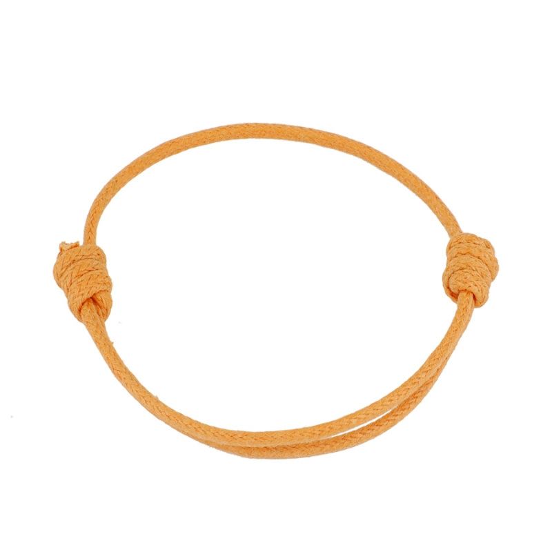 Pulsera para verano de colores. Está confeccionada en cordón encerado con dos nudos. Se puede personalizar con un colgante de letra o charms de estrella, concha o luna. El cierre es ajustable.