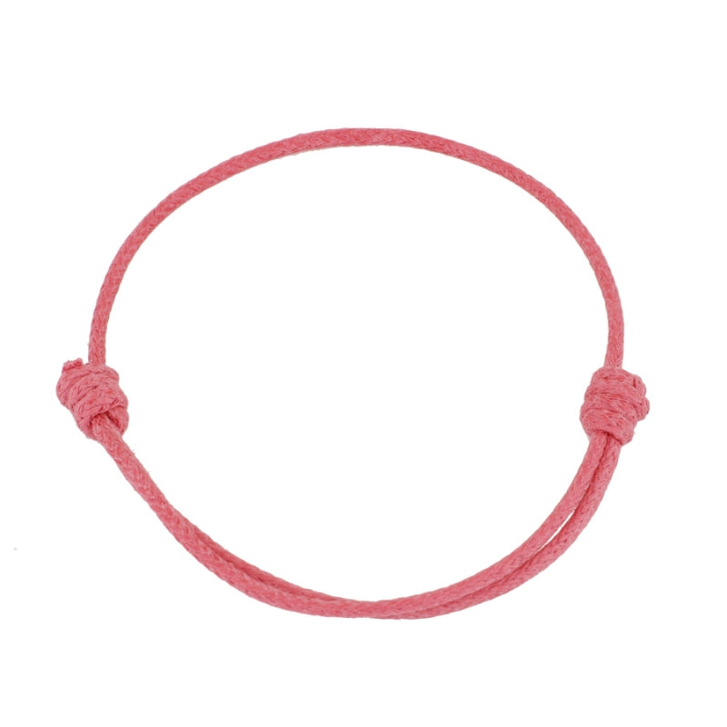 Pulsera para verano de colores. Está confeccionada en cordón encerado con dos nudos. Se puede personalizar con un colgante de letra o charms de estrella, concha o luna. El cierre es ajustable.