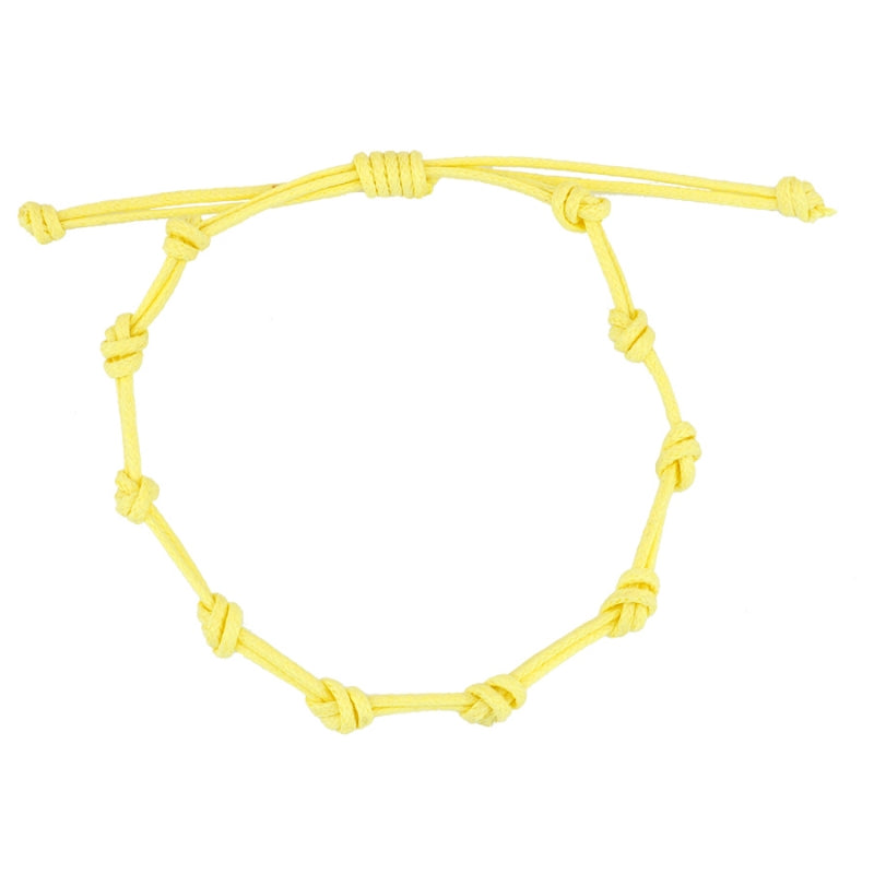 Pulsera para verano con nudos de color amarillo. Está confeccionada en cordón encerado con dos nudos. Se puede personalizar con un colgante de letra o charms de estrella, concha o luna. El cierre es ajustable.