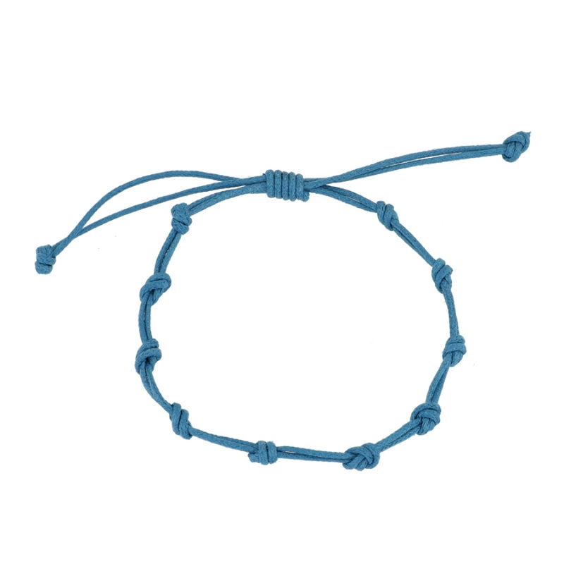 Pulsera para verano con nudos de colore azul. Está confeccionada en cordón encerado con dos nudos. Se puede personalizar con un colgante de letra o charms de estrella, concha o luna. El cierre es ajustable.