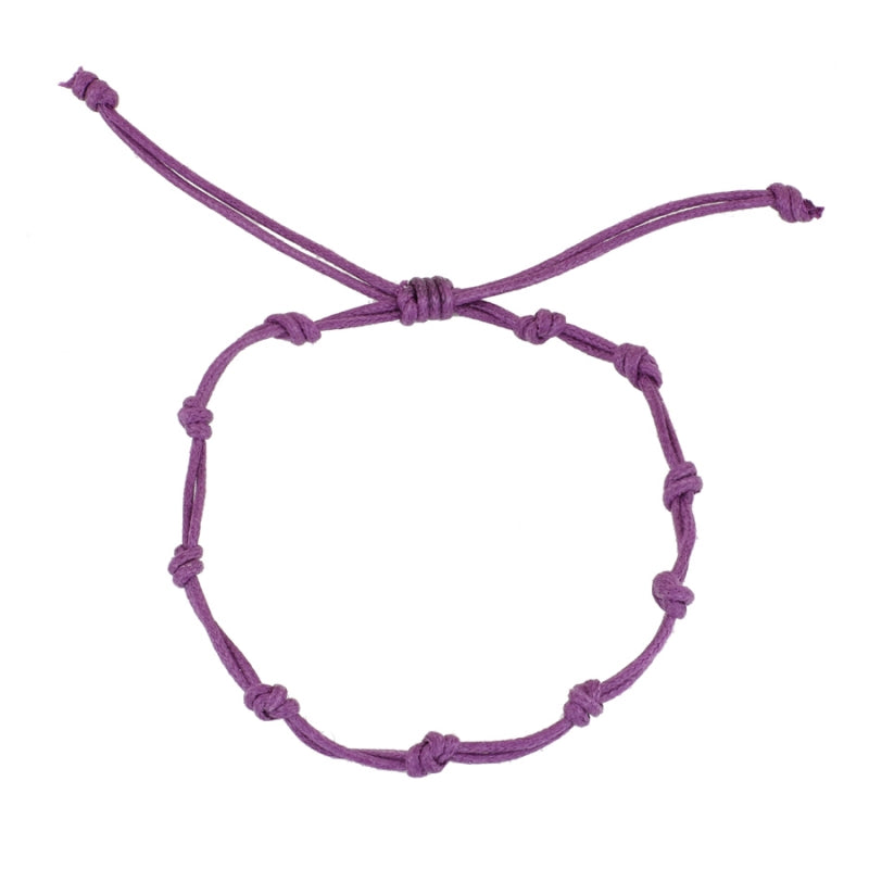 Pulsera para verano con nudos de color morado. Está confeccionada en cordón encerado con dos nudos. Se puede personalizar con un colgante de letra o charms de estrella, concha o luna. El cierre es ajustable.
