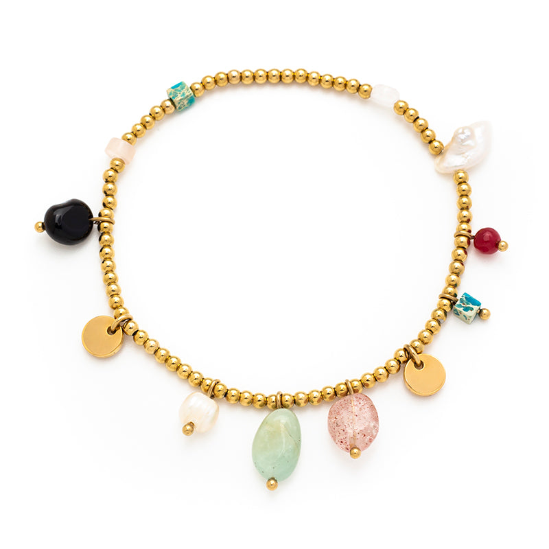 pulsera elástica waterproof o resistente al agua confeccionada en acero con baño de oro 18 kilates. Tiene abalorios de colores imitando piedra natural y perla cultivada.