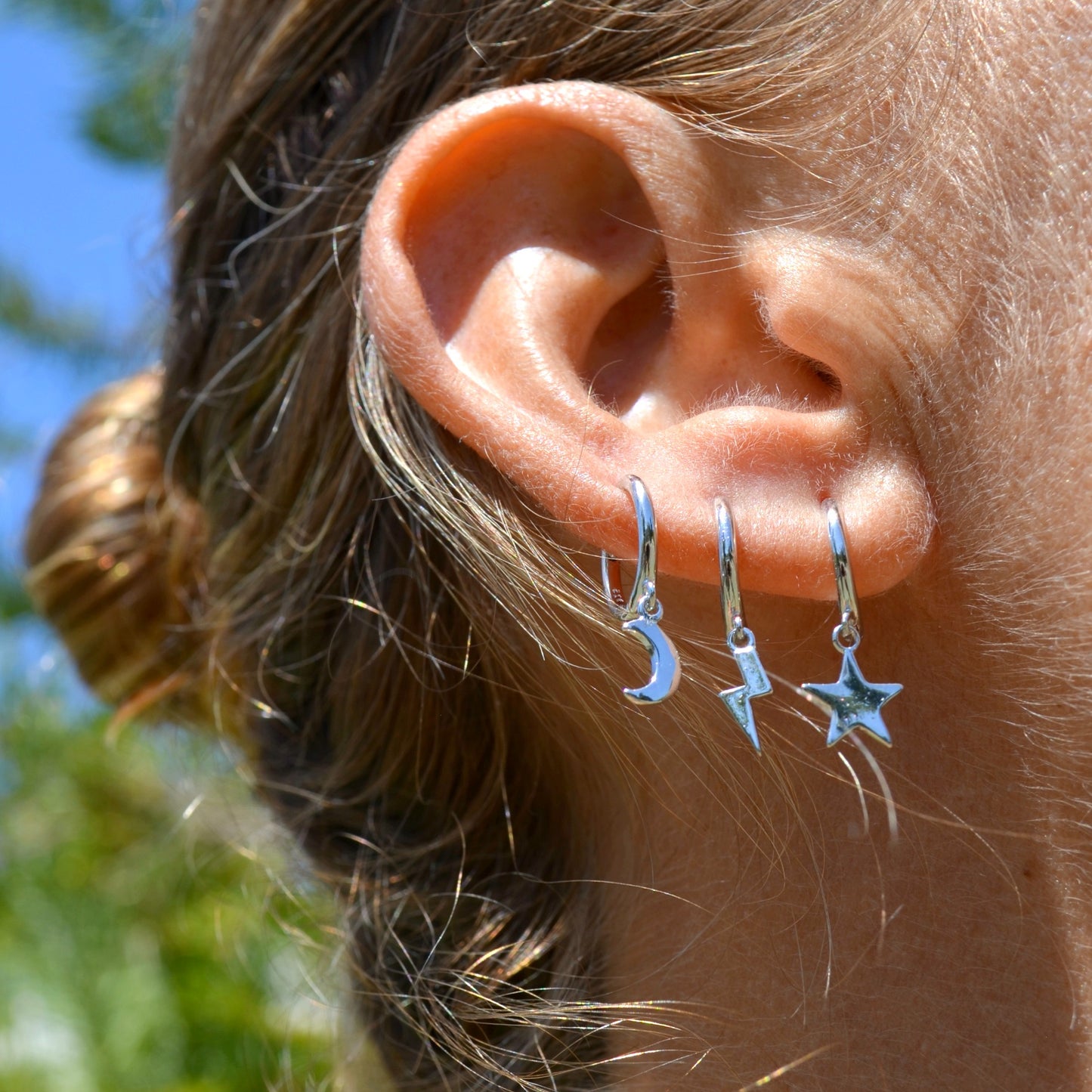 mix de pendientes y aros para piercing con luna, estrella y rayo. Están confeccionados en plata de ley 925 rodiada y plata de ley 925 con baño de oro 18 kilates. Gold plated sterling silver star, moon and thunder hoop earrings for piercing