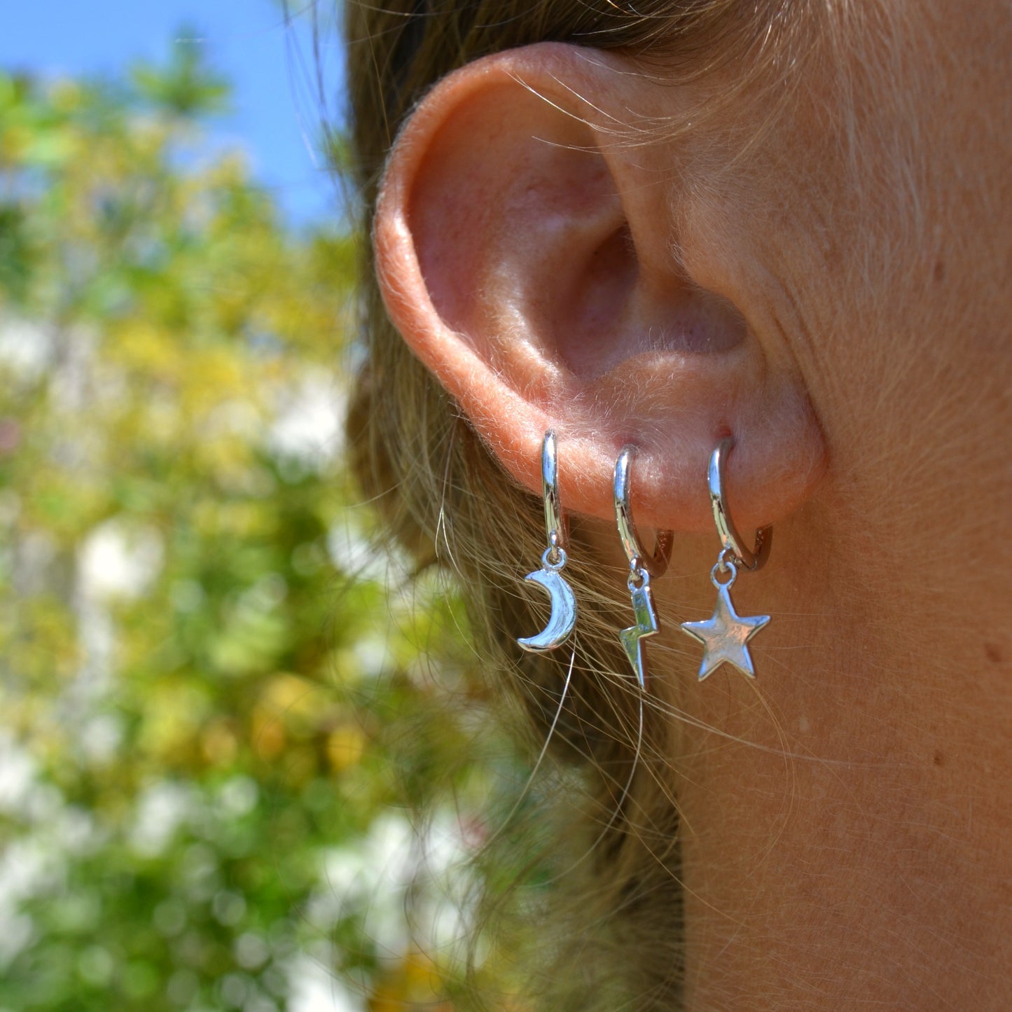 mix de pendientes y aros para piercing con luna, estrella y rayo. Están confeccionados en plata de ley 925 rodiada y plata de ley 925 con baño de oro 18 kilates. Gold plated sterling silver star, moon and thunder hoop earrings for piercing